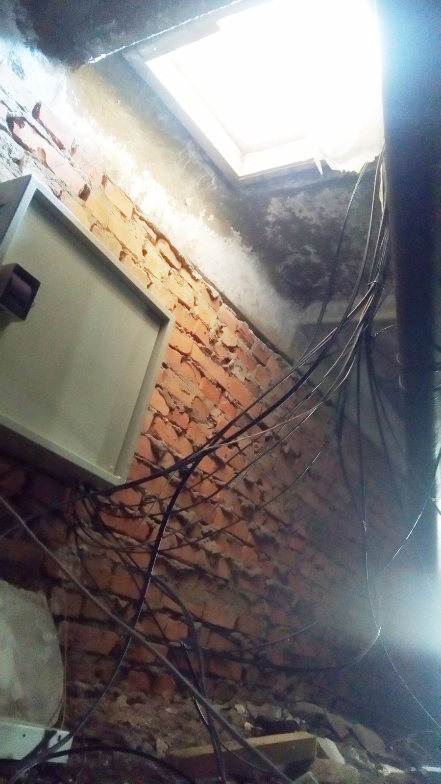 В Вилково сотрудники провайдеров повредили крышу многоэтажки, из-за чего дождь заливает квартиры.