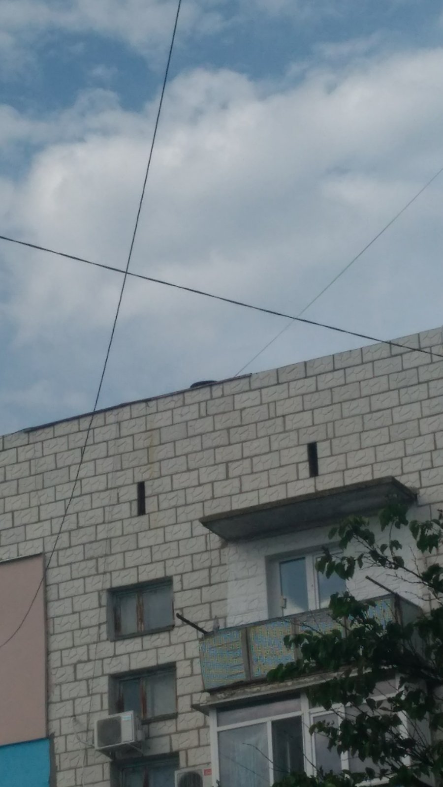 В Вилково сотрудники провайдеров повредили крышу многоэтажки, из-за чего дождь заливает квартиры.