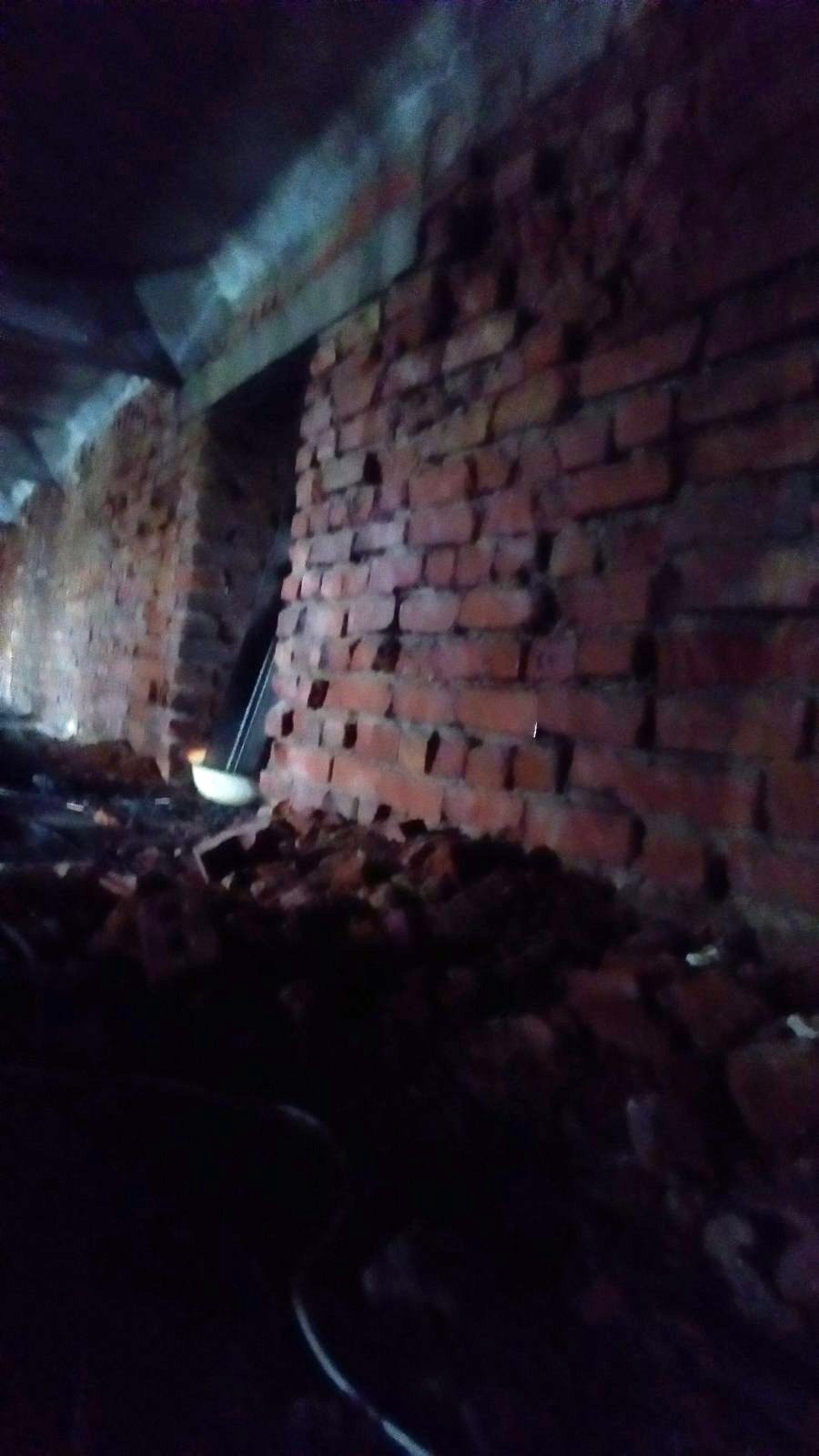 В Вилково сотрудники провайдеров повредили крышу многоэтажки, из-за чего дождь заливает квартиры, и рушится здание