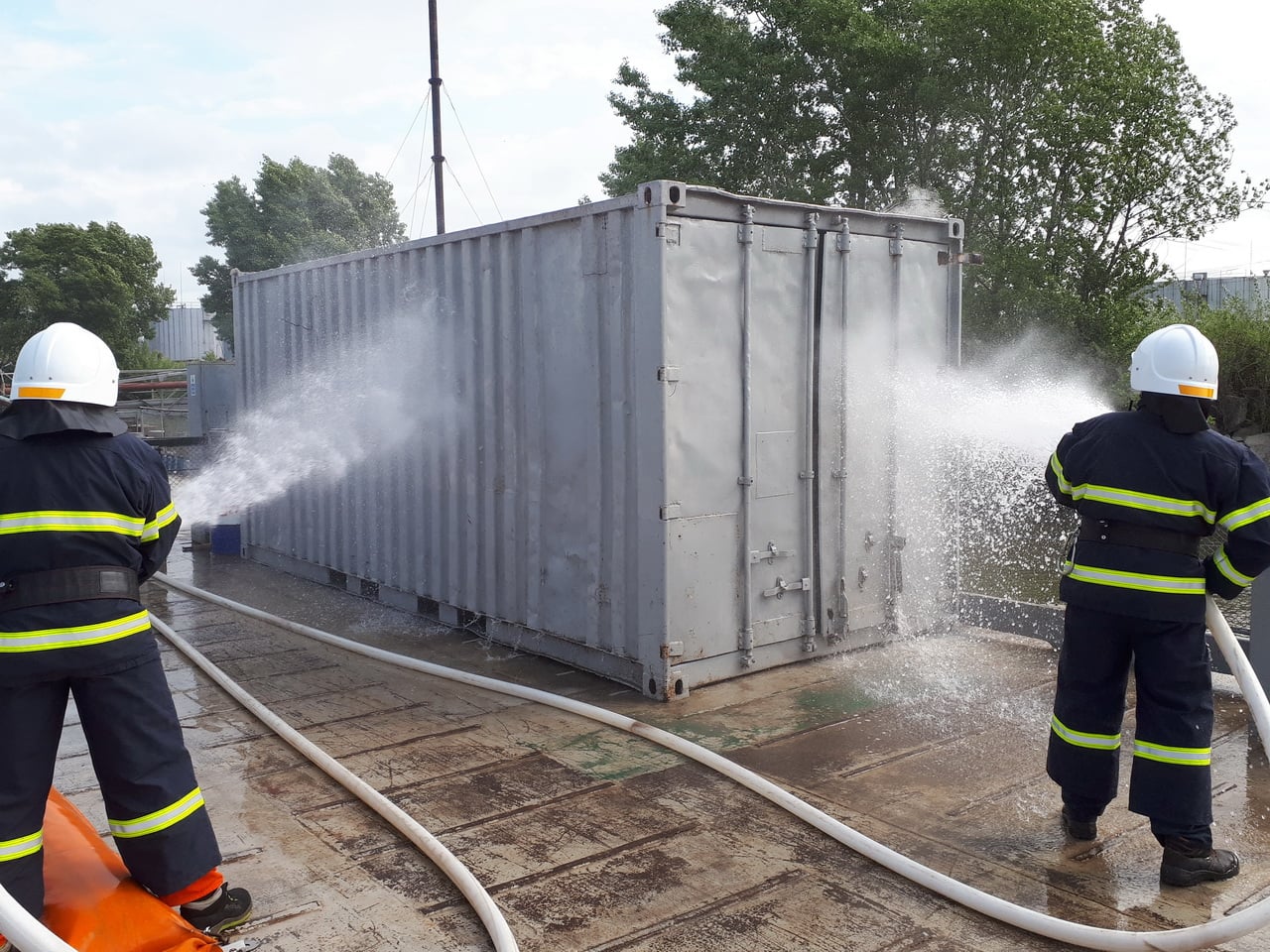 Возгорание контейнера и разлив топлива в Дунайе: в порту Рены провели учения.