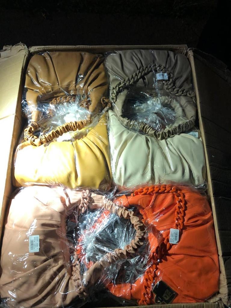 Tommy Hilfiger, Louis Vuitton и DIESEL: на турецком судне в цементе нашли 13 тонн поддельной брендовой одежды