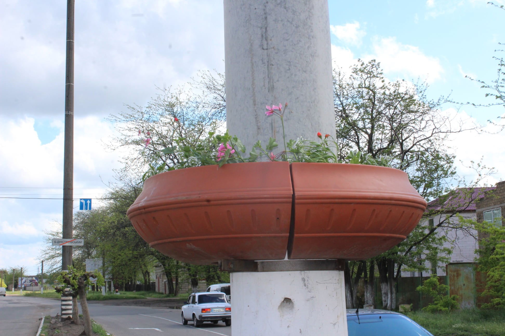 На въезде в Белгород-Днестровский установили цветочные композиции