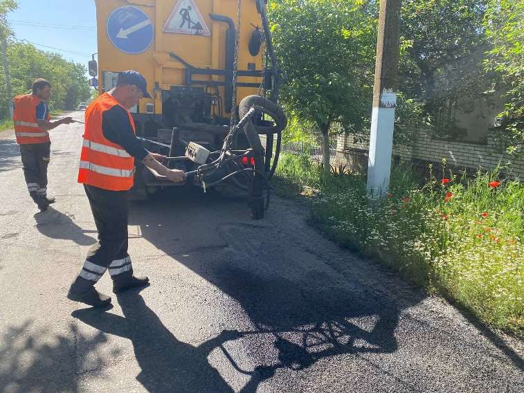 В центре Арциза кипят работы по ямочному ремонту дорог