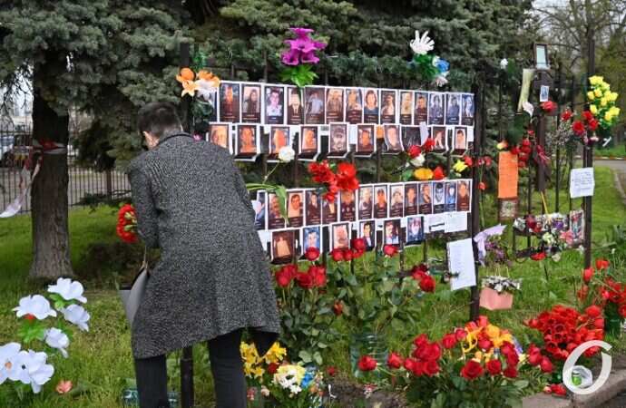 Годовщина трагедии 2 мая в Одессе: на Куликовом поле возложили цветы