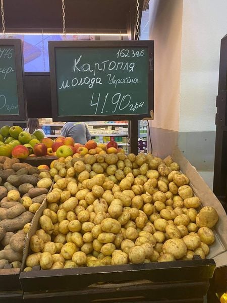 В украинских магазинах молодая картошка из Израиля стоит вдвое дешевле отечественной.