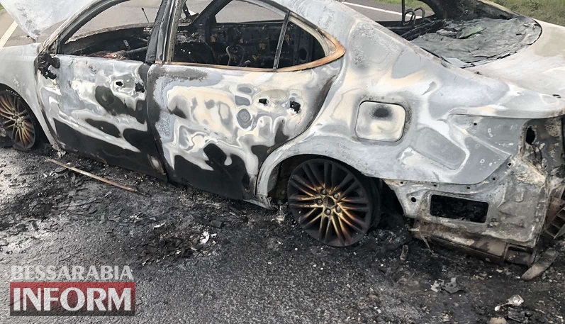 На трассе Одесса-Рени врезался в отбойник и сгорел дотла Lexus: есть пострадавшие