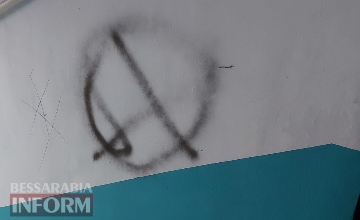 В Измаиле неизвестные вандалы изуродовали подъезд многоэтажного дома