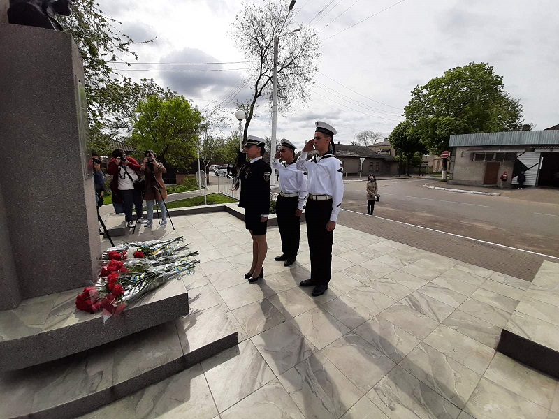 День памяти и примирения: в Измаиле возложили цветы к памятным знакам