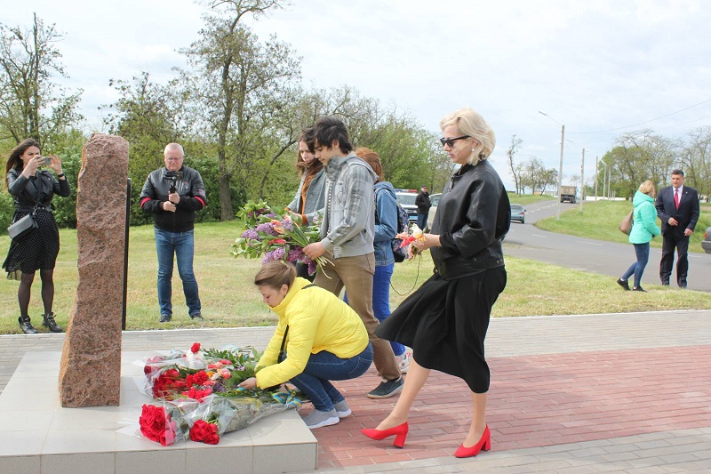 День памяти и примирения: в Измаиле возложили цветы к памятным знакам.
