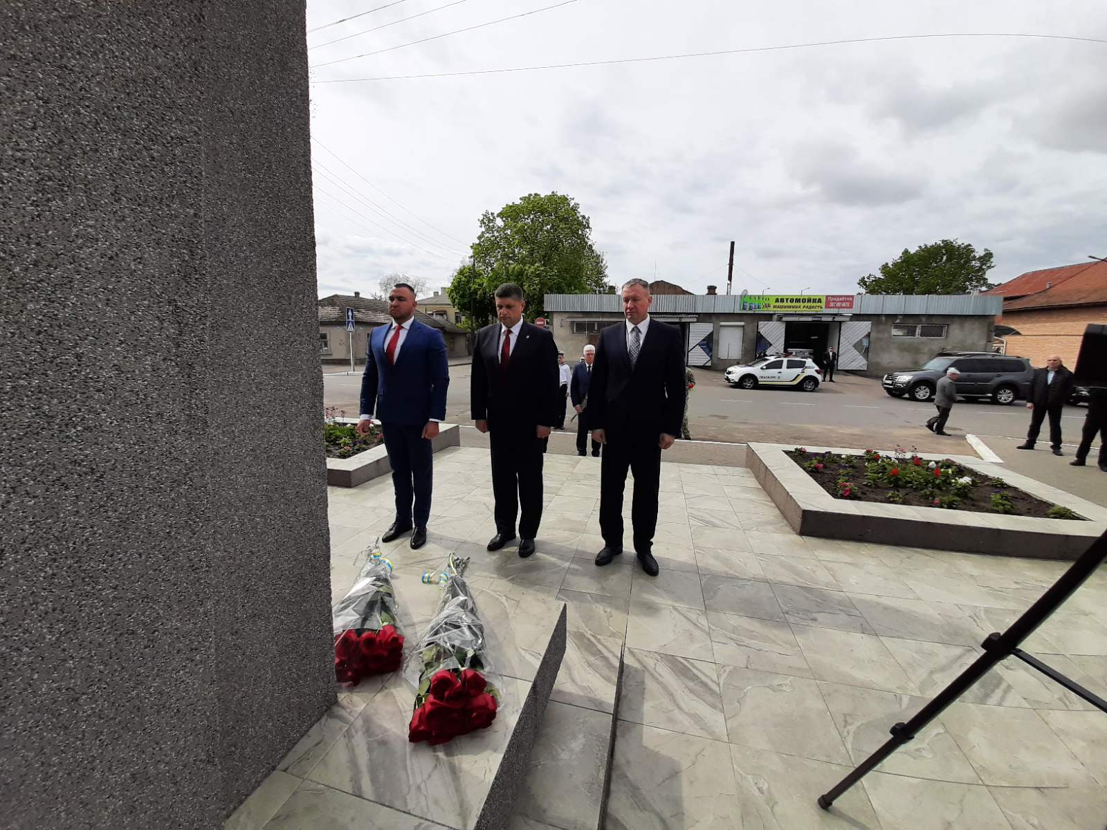 День памяти и примирения: в Измаиле возложили цветы к памятным знакам