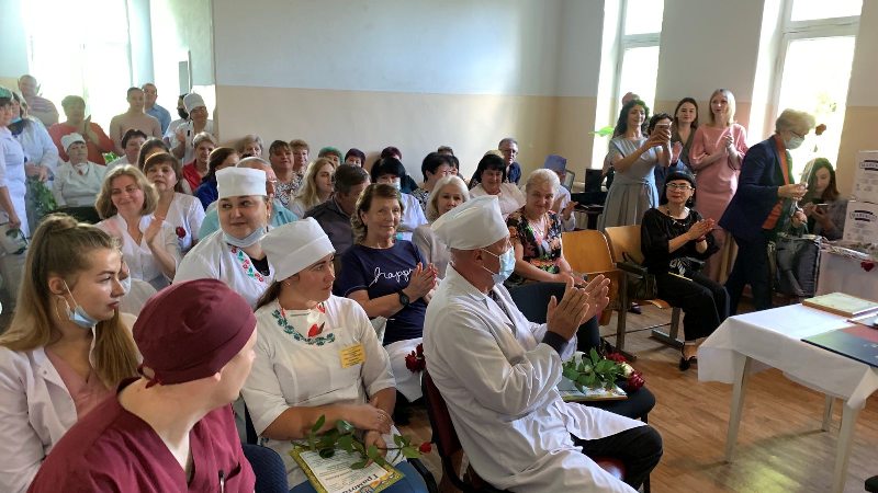В Килии ко Дню медика прошла поздравительная акция городского совета совместно с почетным гражданином Марком Дубовым