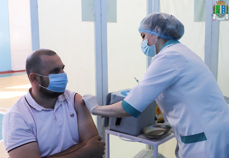 В Измаиле в первый день массовой вакцинации пришлось 100 человек: среди них - два зампреда райгосадминистрации