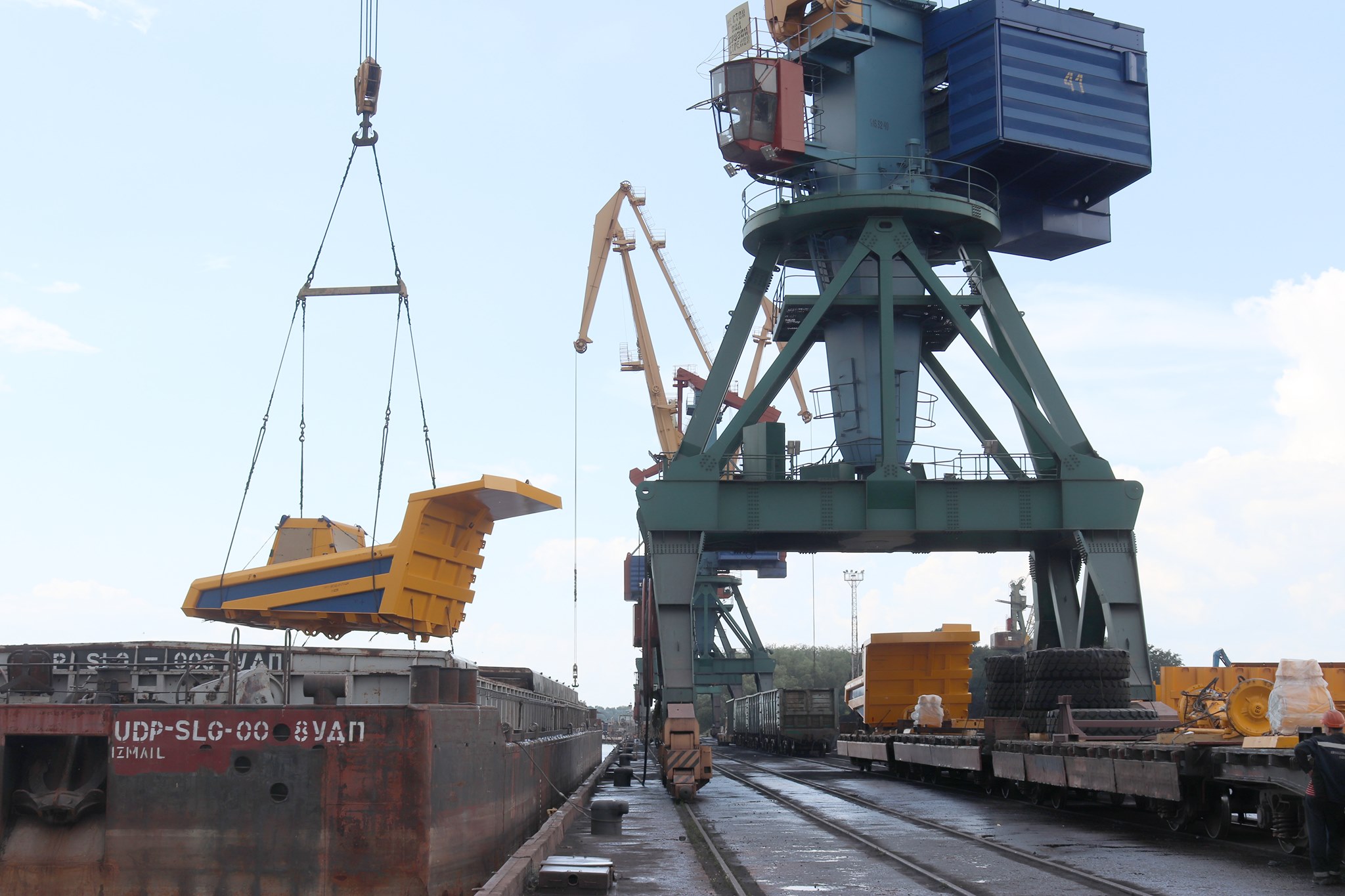 В Измаильском порту перегрузили на баржи и отправили в Сербию три огромных БелАЗа