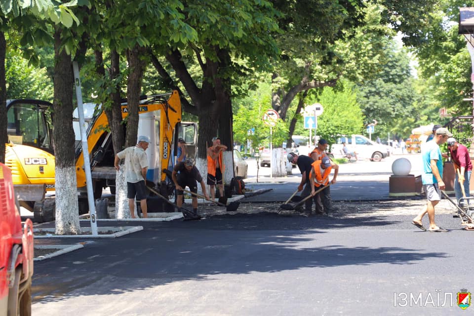 В центре Измаила активно обновляют тротуары (фоторепортаж)