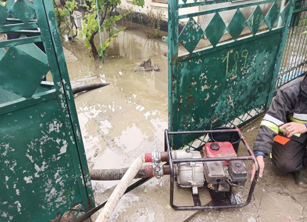 В результате ненастья у жителей Бессарабии затопило дома: спасатели откачивают воду