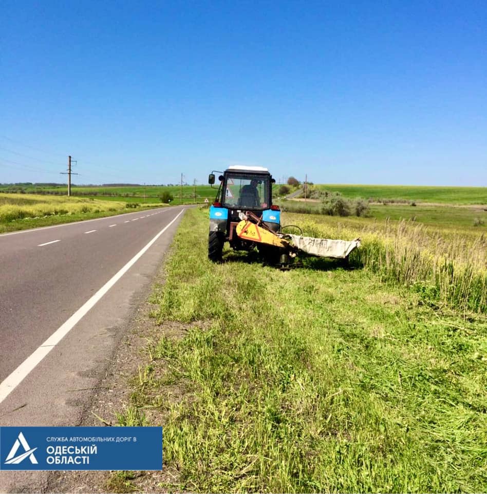 Последствия обильных дождей: на обочинах дорог в Одесской области приходится почти каждый день косить траву