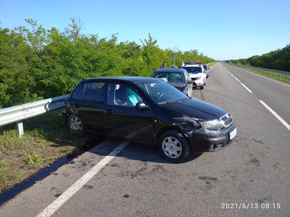 Пьяный водитель BMW устроил ДТП на трассе Одесса-Рены, в котором пострадали двое детей, и сбежал.
