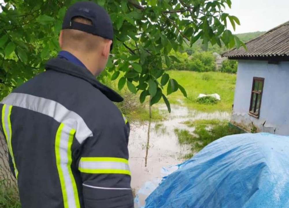 В результате непогоды у жителей Бессарабии затопило дома: спасатели откачивают воду