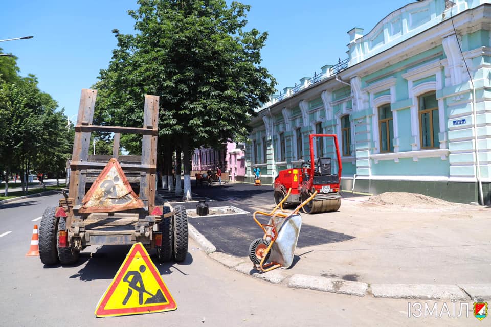 В центре Измаила активно обновляют тротуары (фоторепортаж)