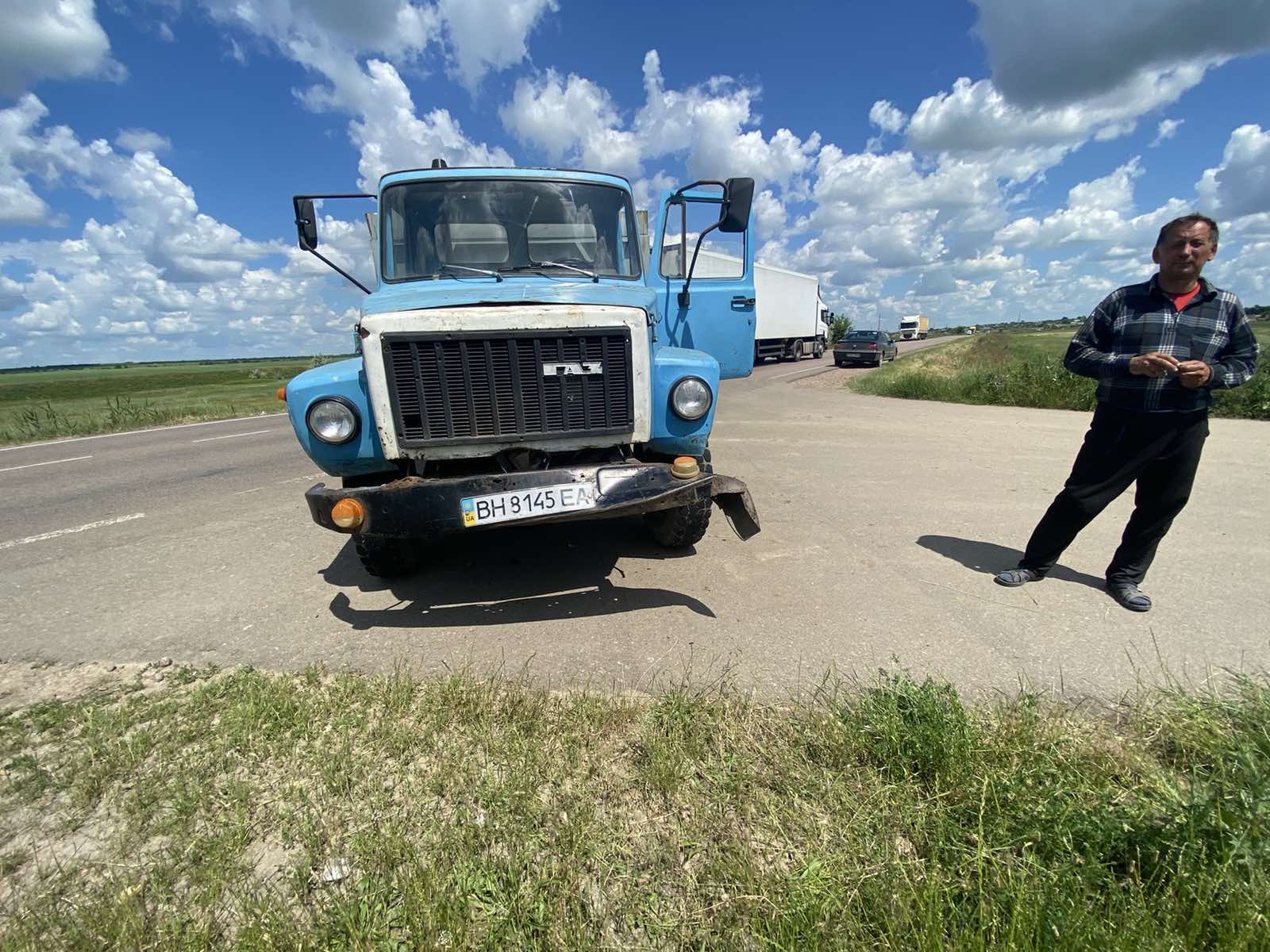 На трассе близ Белолесья легковушка улетела в кювет, не разминувшись с грузовиком (фото)
