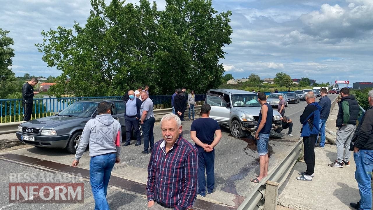 Намечается большая пробка: устроивший ДТП на мосту в Маяках Mitsubishi Pajero, парализовал движение по трассе Одесса-Рени
