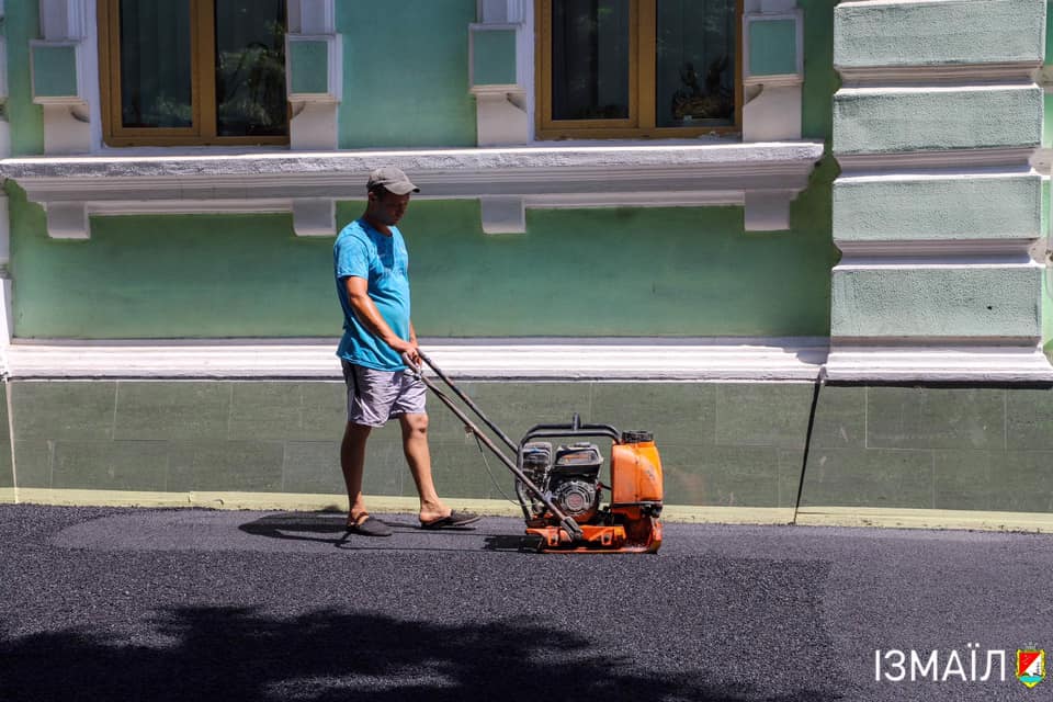 В центре Измаила активно обновляют тротуары (фоторепортаж)