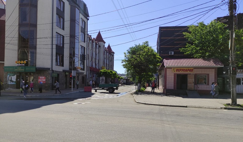 В центре Аккермана перекрыли отрезок улицы возле рынка: ремонтируют дорогу (фотофакт)