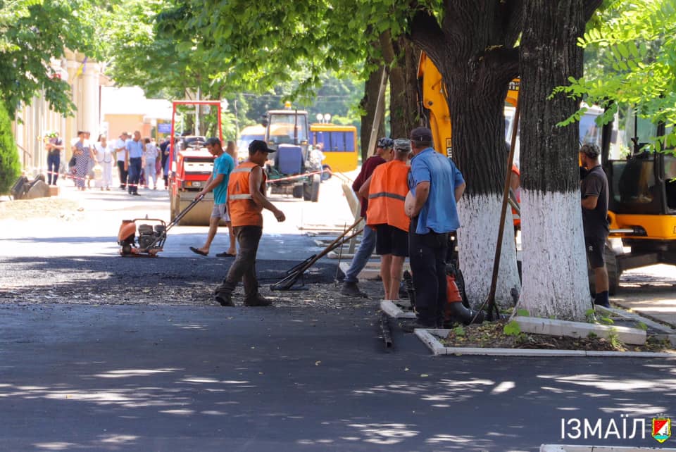 В центре Измаила активно обновляют тротуары (фоторепортаж)