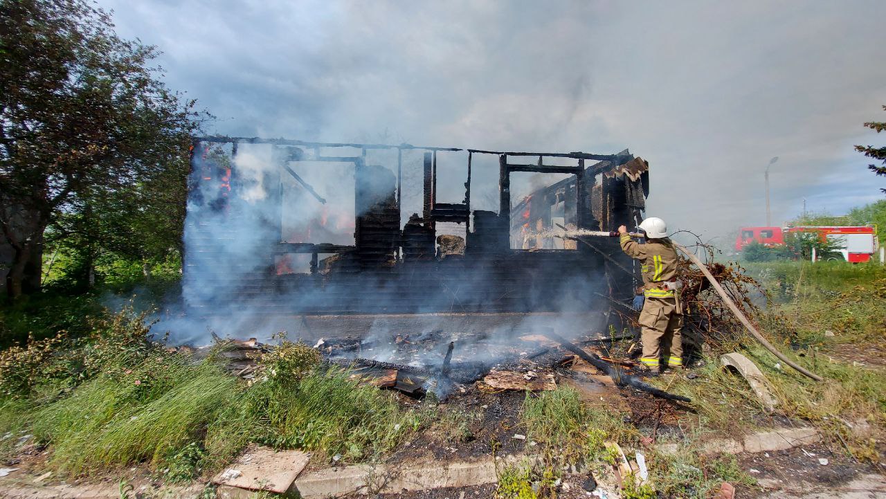 Огонь полностью уничтожил "заброшку" в одном из курортных поселков Бессарабии.