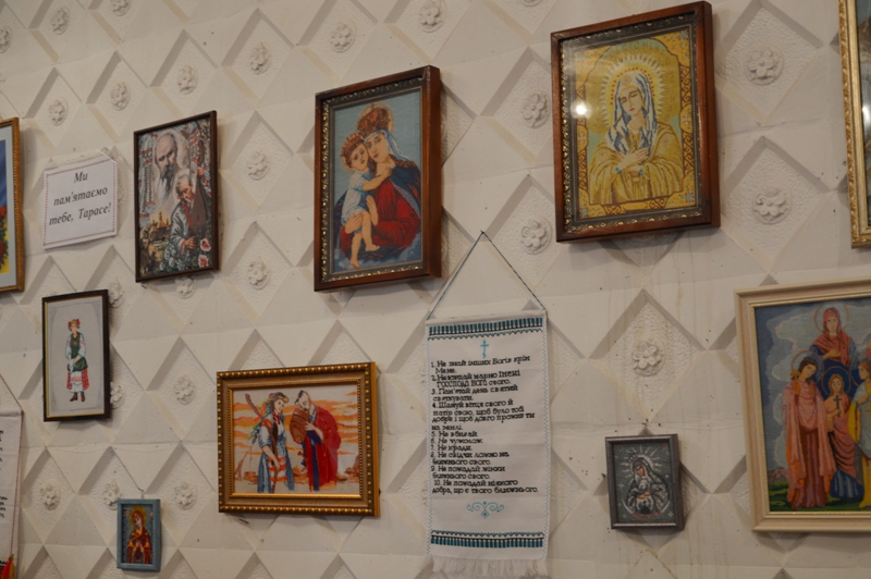 Когда творит душа: в Килии торжественно открылась выставка Любови Машлевской, которая вышивает, не имея рук