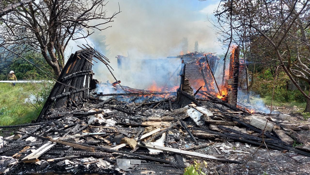 Огонь полностью уничтожил "заброшку" в одном из курортных поселков Бессарабии