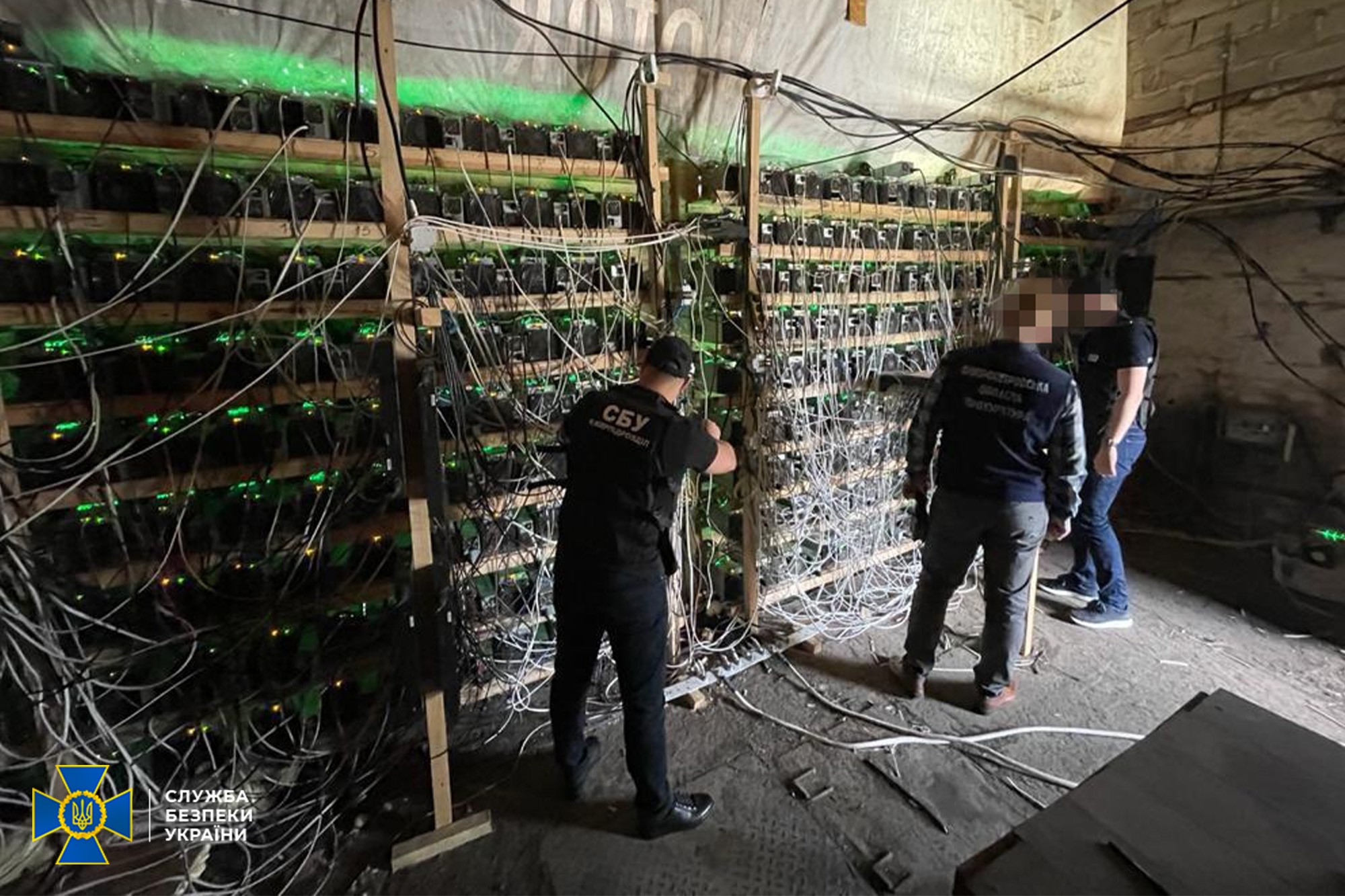 СБУ заблокировала дерзкую майнинг-ферму: криптовалюту добывали в сарае «прямо из трансформатора»