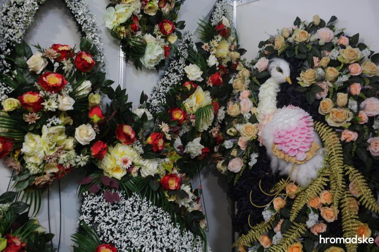 "Уходит красиво": в Киеве на выставке похоронной культуры устроили дефиле в гробах