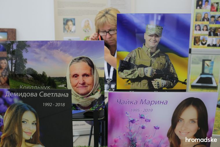 "Уходить красиво": в Киеве на выставке похоронной культуры устроили дефиле в гробах
