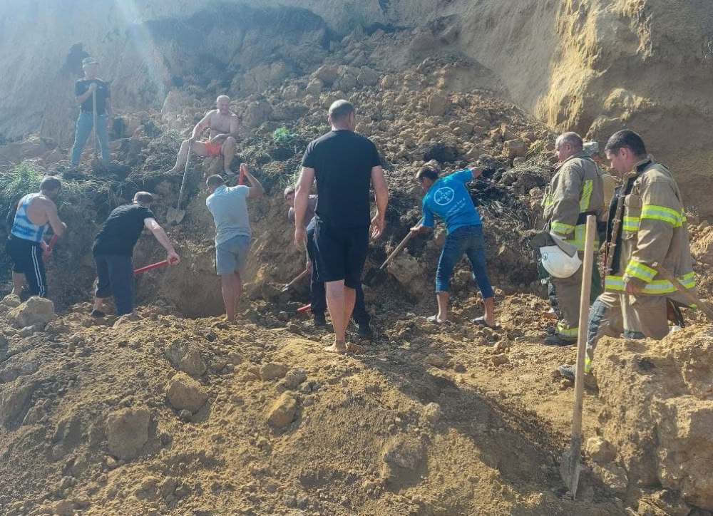 Спасателями расчищена половина территории под обвалом грунта в курортной Лебедевке. Пострадавшие не обнаружены