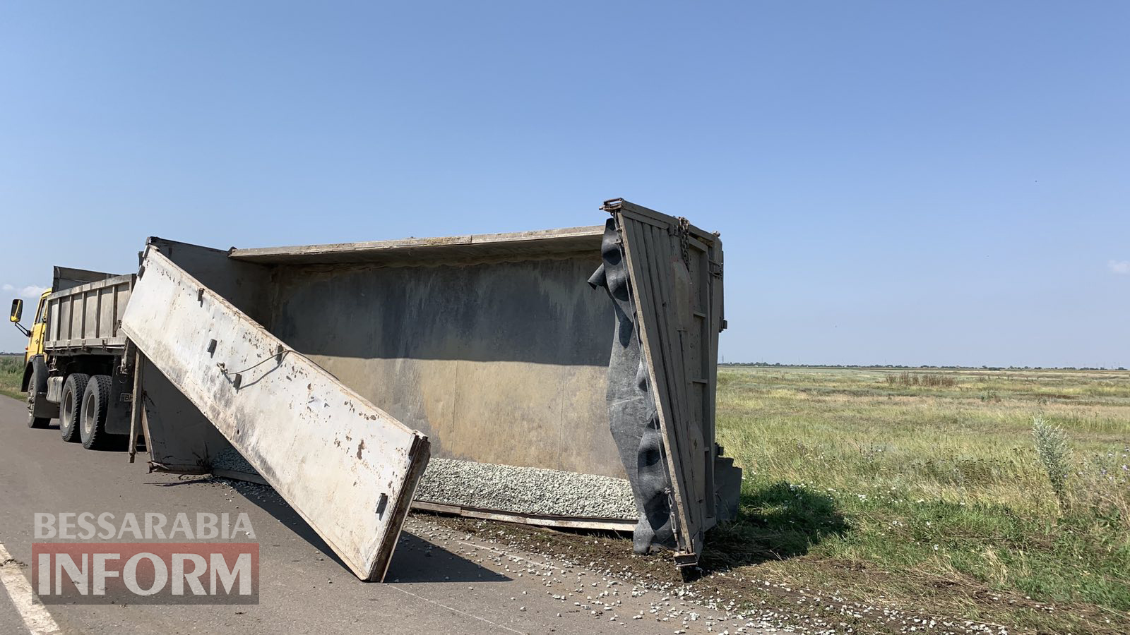Автодорога Т-16-30: возле Килии зацепивший обочину "Камаз" усыпал проезжую часть щебенкой