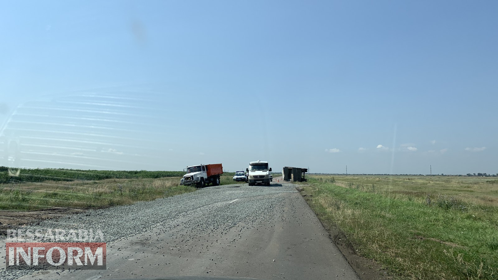 Автодорога Т-16-30: возле Килии зацепивший обочину "Камаз" усыпал проезжую часть щебенкой