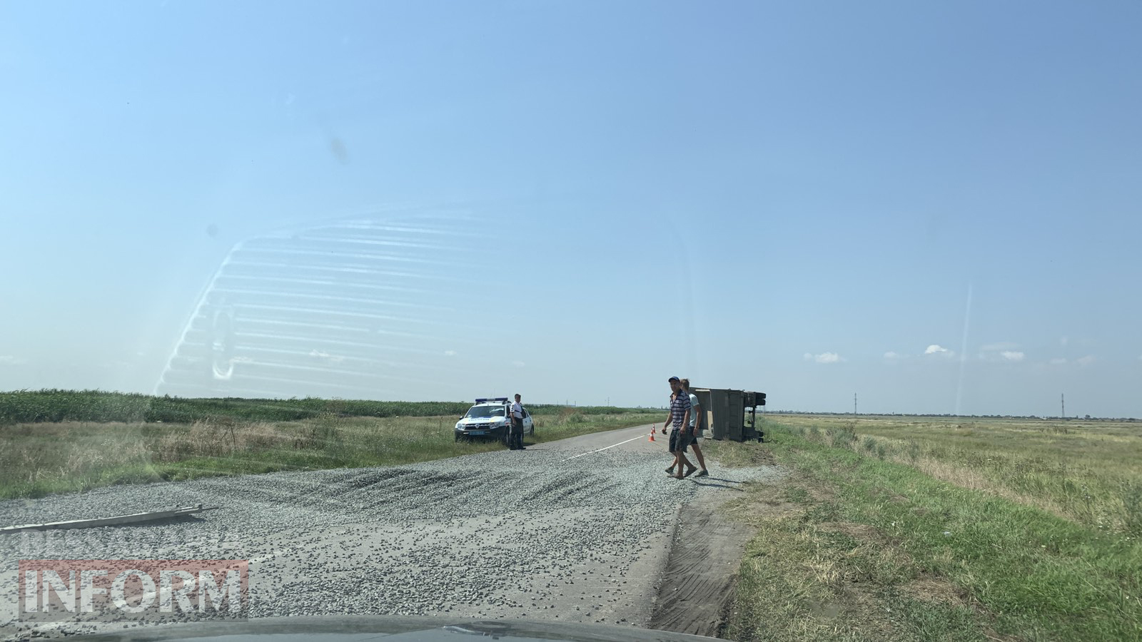 Автодорога Т-16-30: возле Килии зацепивший обочину "Камаз" усыпал проезжую часть щебенкой