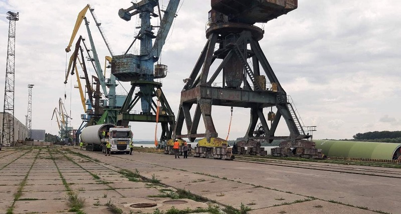 В порту Рени началась разгрузка судов с ветрогенераторами для Днестровской ВЭС