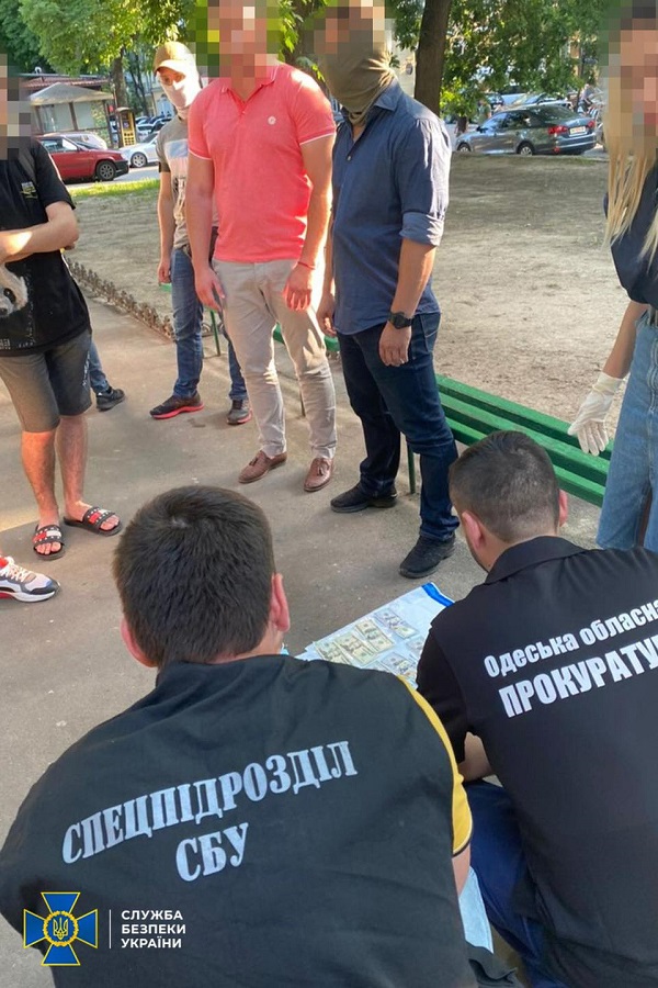 От 100 до 300 у.е. за машину: в Одессе "на горячем" задержали таможенника-коррупционера