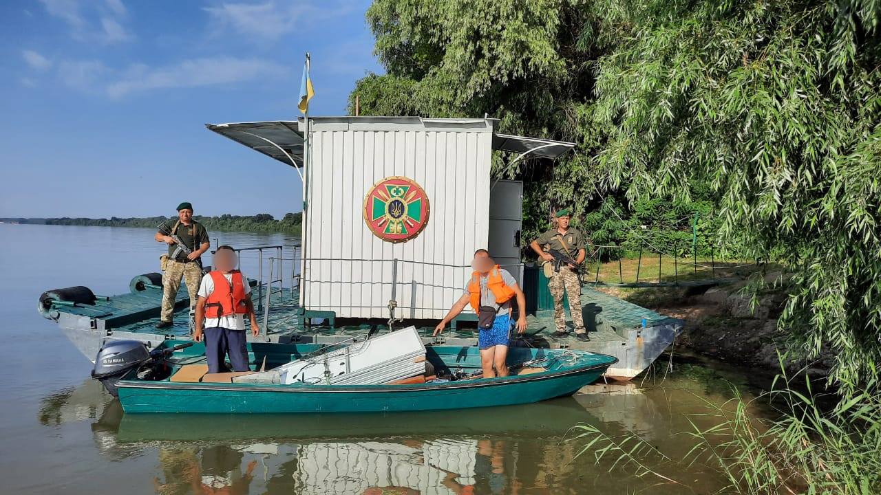 Два румына на Дунае: пограничники Измаильского отряда задержали "заблудившихся" рыбаков