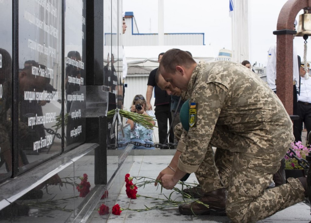 В Одесском порту открыли стелу в честь погибших моряков
