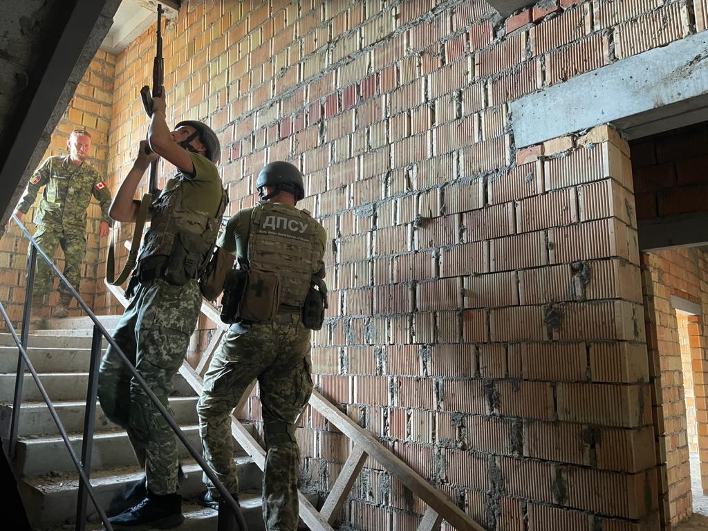 Бойцы пограничной комендатуры Белгород-Днестровского погранотряда принимают участие в украинско-британских военных учениях.