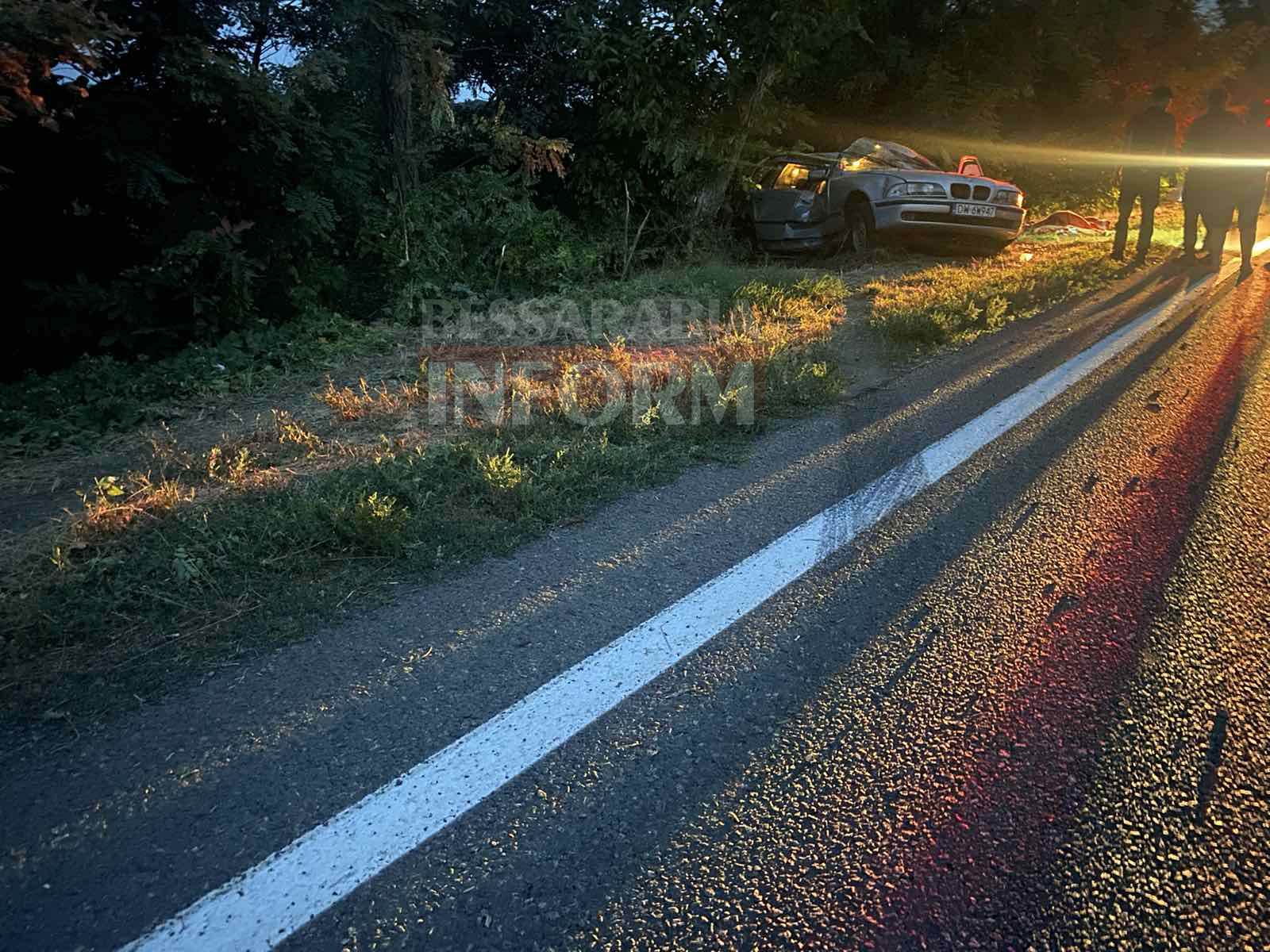 На трассе Одесса-Рены BMW влетело в дерево: водитель погиб, пассажира в тяжелом состоянии забрала скорая