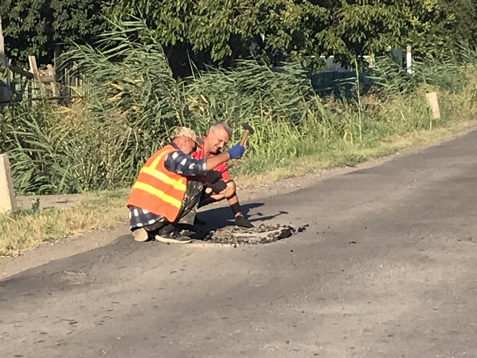 вторая жизнь асфальта: в Килии коммунальщики засыпают ямы на дорогах асфальтной крошкой