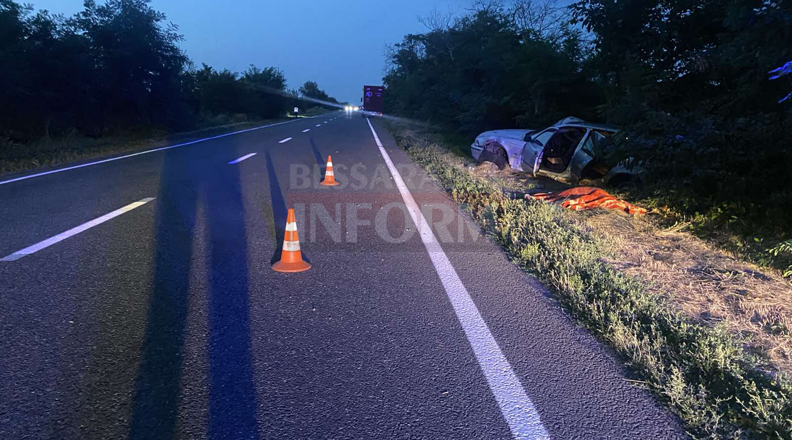 На трассе Одесса-Рени BMW влетело в дерево: водитель погиб, пассажира в тяжелом состоянии забрала скорая