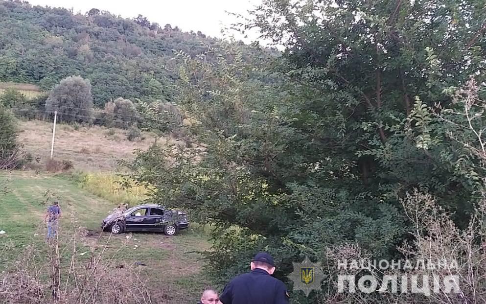 Полиция расследует обстоятельства: в Одесской области местный житель нашел в поле без сознания иномарку с двумя мужчинами