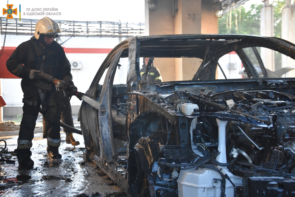 В Одессе на недействующем заводе "Лукойл" полностью сгорели шесть автомобилей - полиция подозревает поджог