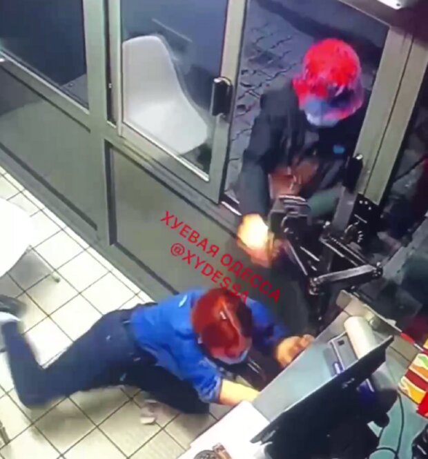 Кассирша дала отпор: в Одессе вооруженный мужчина попытался ограбить McDonald's и попал на видео