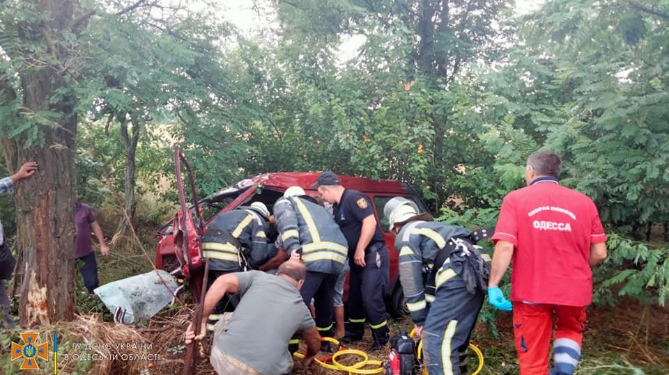 Спасатели доставали пострадавших из покореженного авто на трассе Одесса-Вознесенск